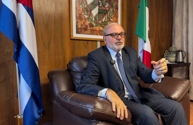 Embajador de Cuba critica a diplomático de EU