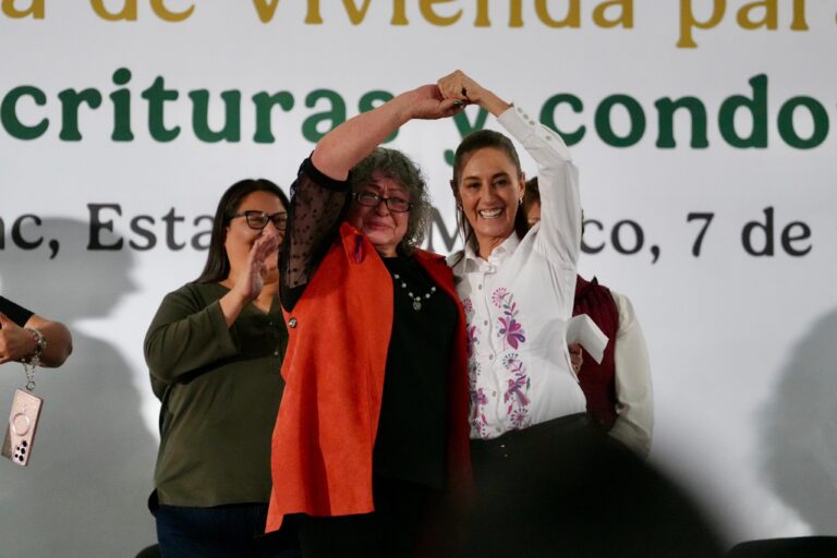 Sheinbaum entrega escrituras a mujeres y anuncia revisión de créditos de vivienda