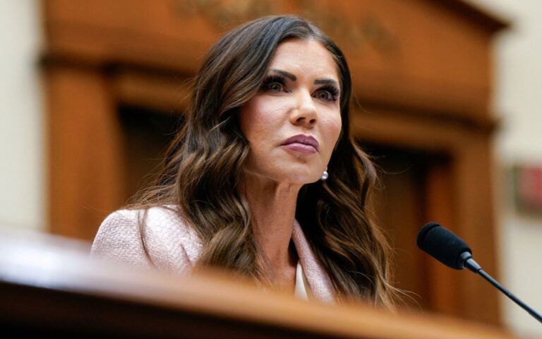 Trump destituye a Kristi Noem como secretaria de Seguridad Nacional