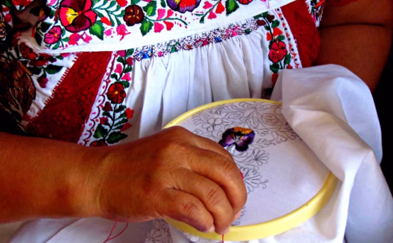 Artesanas tzotzilez exigen pago de 572 mil pesos