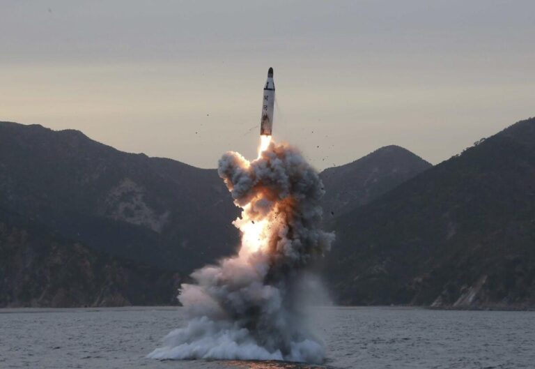 Corea del Norte lanza misil balístico al Mar de Japón