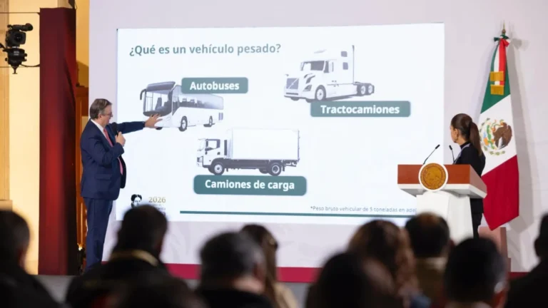Ebrard anuncia programa para renovar vehículos pesados en México