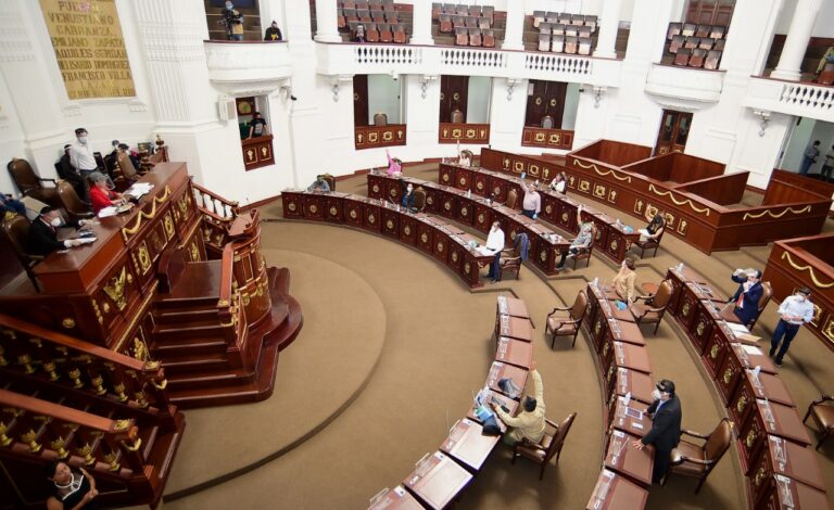 Diputados de CDMX se toman megapuente por natalicio de Juárez