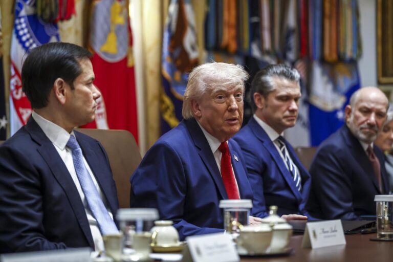 Trump aplaza ultimátum contra Irán y mantiene presión militar