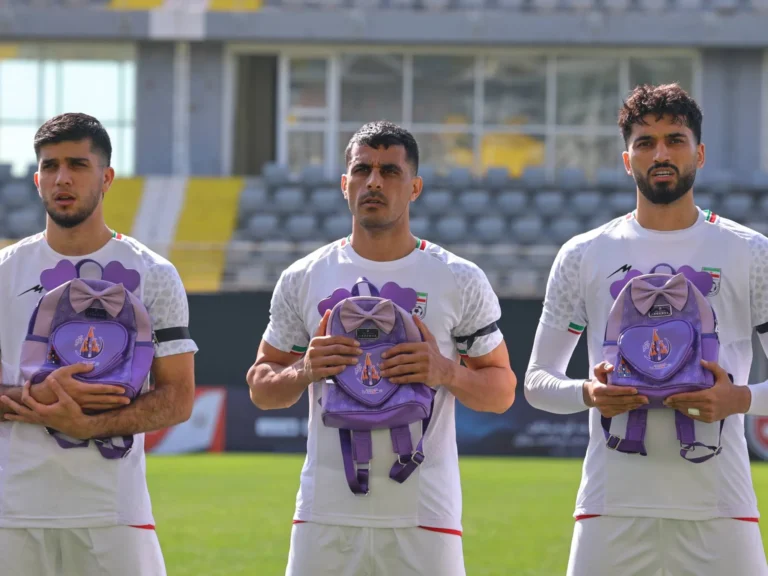 Irán homenajea a niñas víctimas de ataque con mochilas en partido
