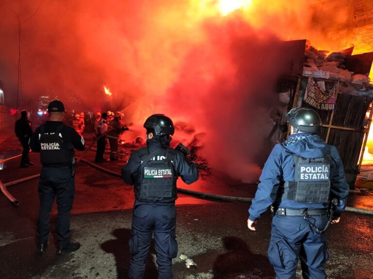 Incendio en recicladora de Chalco obliga a desalojar a 12 familias