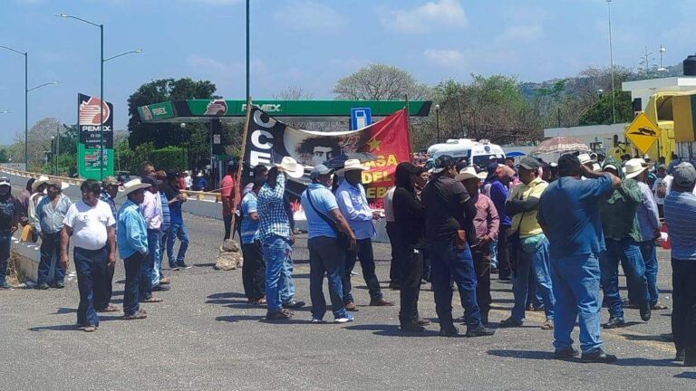 Campesinos marchan en honor a Emiliano Zapata