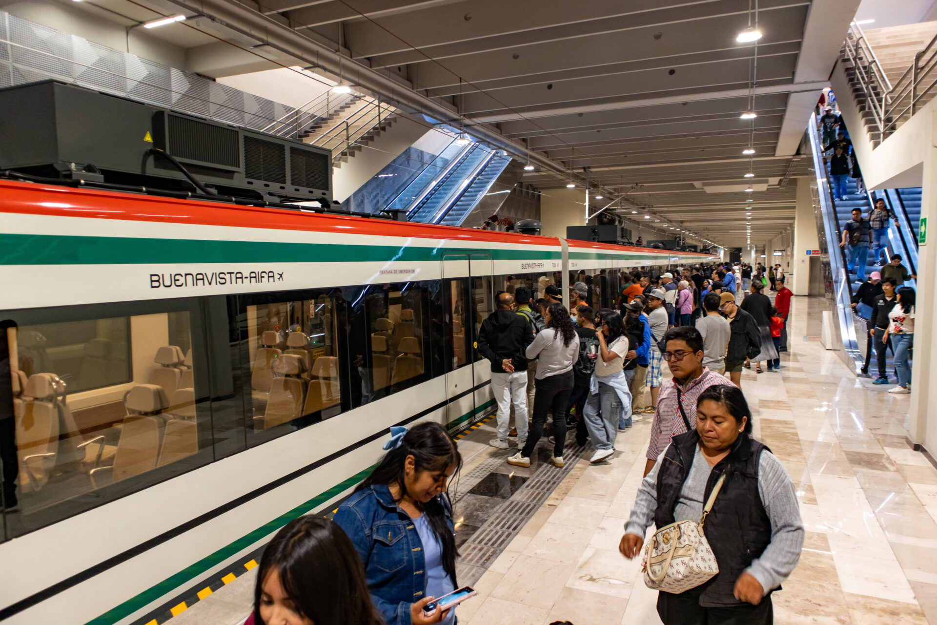 Tren Buenavista-AIFA Retrasos y alta demanda en Tren Suburbano AIFA