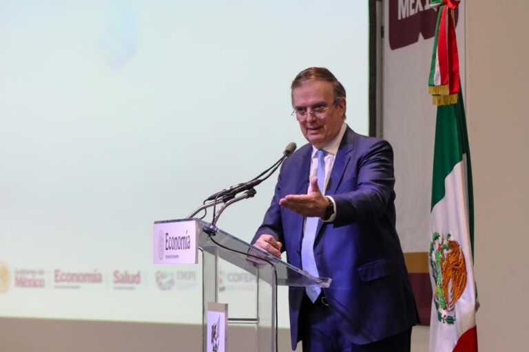 Ebrard plantea reducir dependencia farmacéutica