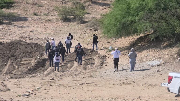 Hallan restos humanos en fosa clandestina en Querétaro