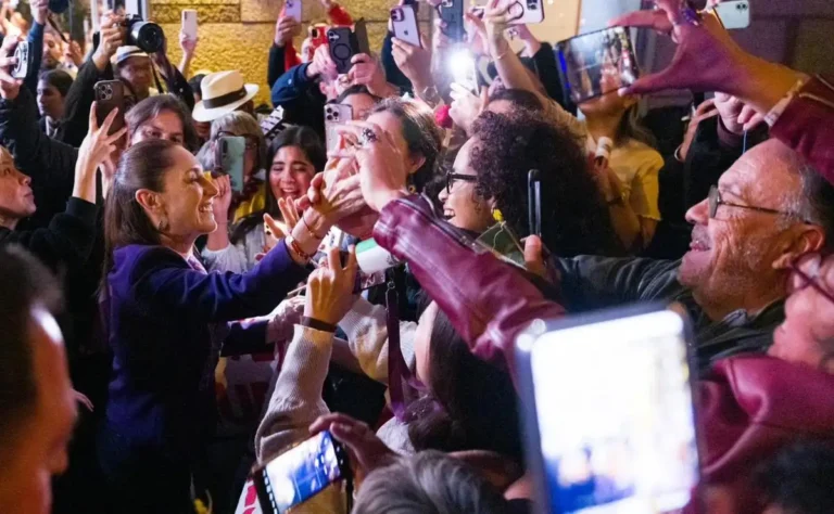 Sheinbaum llega a Barcelona y es recibida por mexicanos