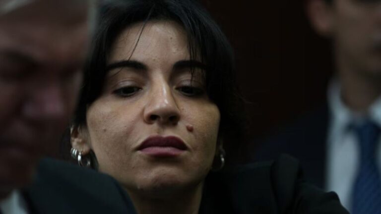 Hija de Maradona acusa manipulación médica