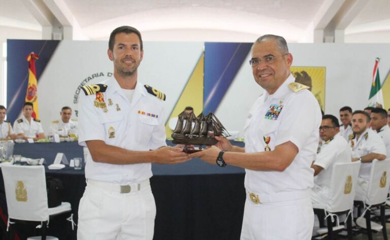 Buque escuela español visita Naval de Veracruz