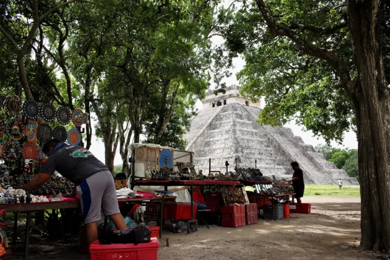 Artesanos mayas exigen volver a vender en Chichén Itzá
