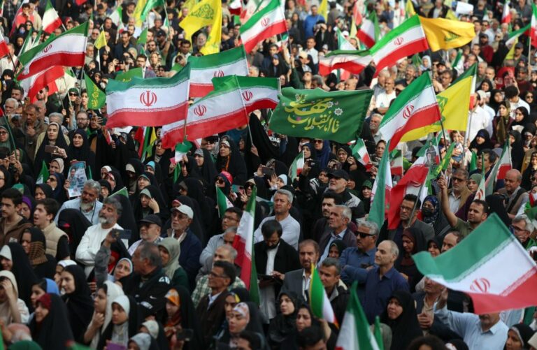 Multitudes en Irán juran lealtad a nuevo líder