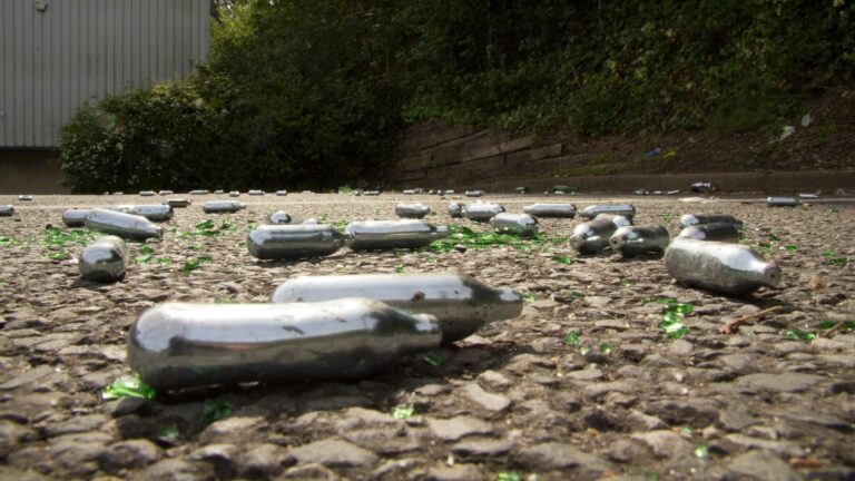 Francia alerta por uso del “gas de la risa”