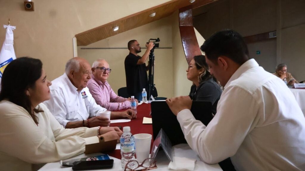 Castro Cosío encabeza audiencias públicas en La Paz 3 Castro Cosío encabeza audiencias públicas en La Paz