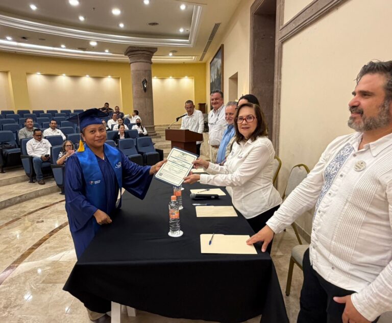 IEEA entrega certificados a adultos en Cabo San Lucas