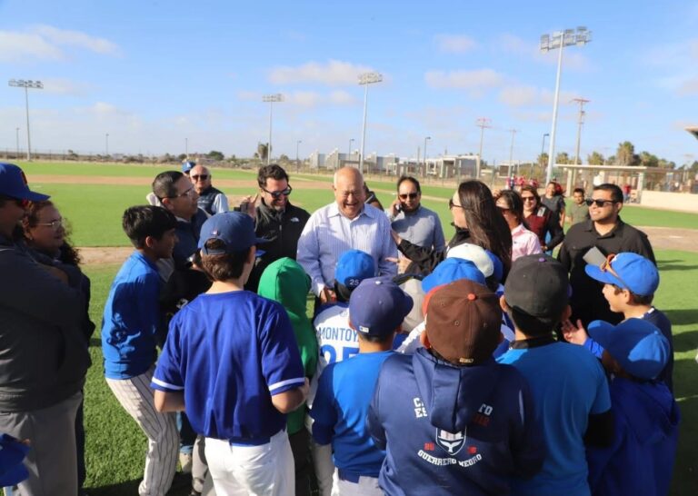 Entregan estadio de béisbol en Guerrero Negro