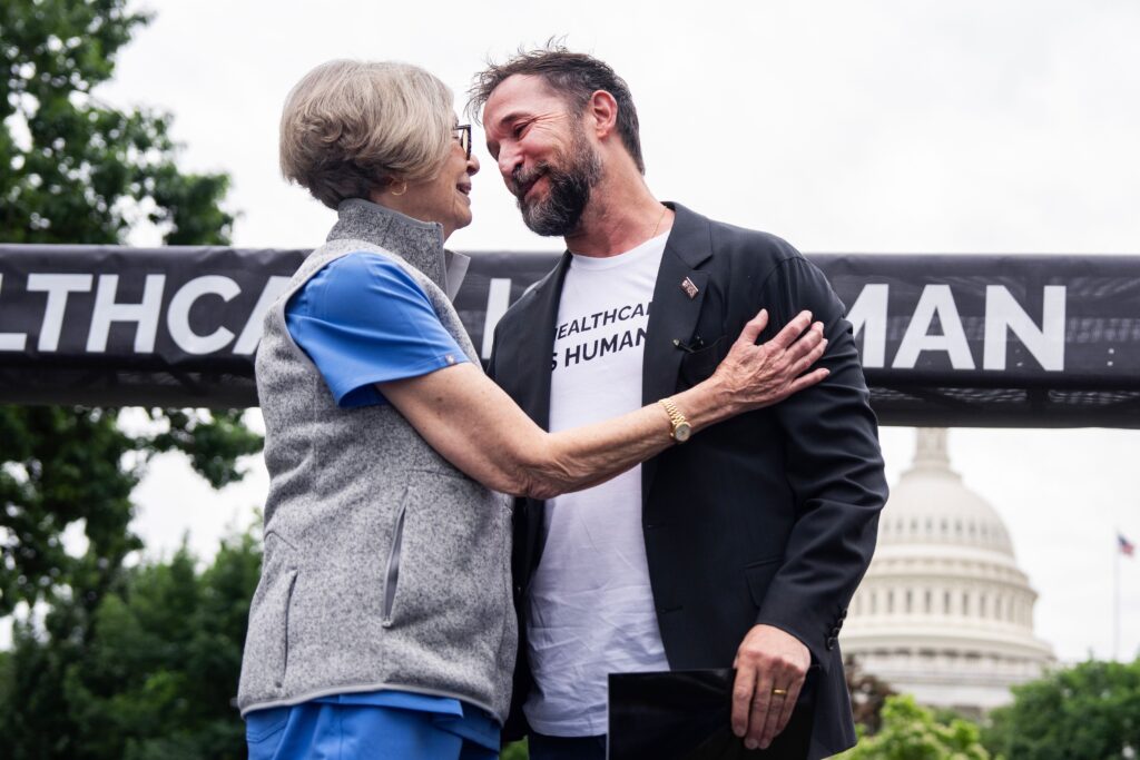 Noah Wyle defiende a médicos y enfermeros en protesta 2 Noah Wyle defiende a médicos y enfermeros en protesta