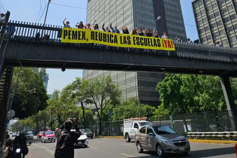 Madres exigen reubicar escuelas junto a Dos Bocas