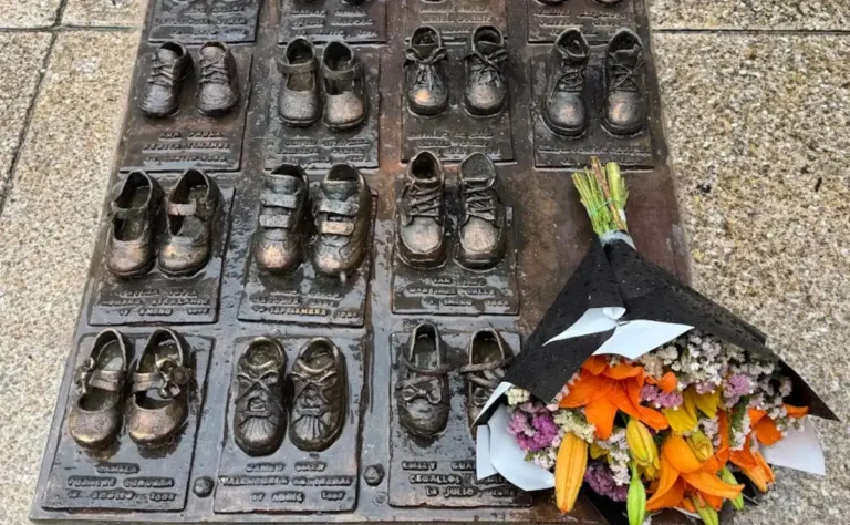 Reinstalan zapatitos del memorial ABC en CDMX