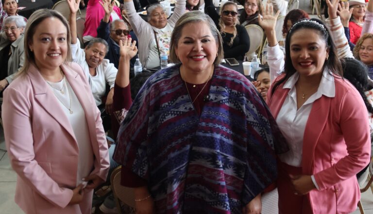 Eva Moreno se reúne con mujeres en Ensenada