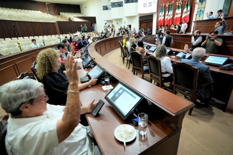 Congreso de Sinaloa aprueba licencia a Rocha Moya