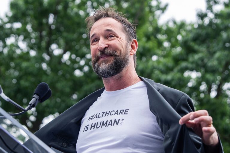 Noah Wyle defiende a médicos y enfermeros en protesta