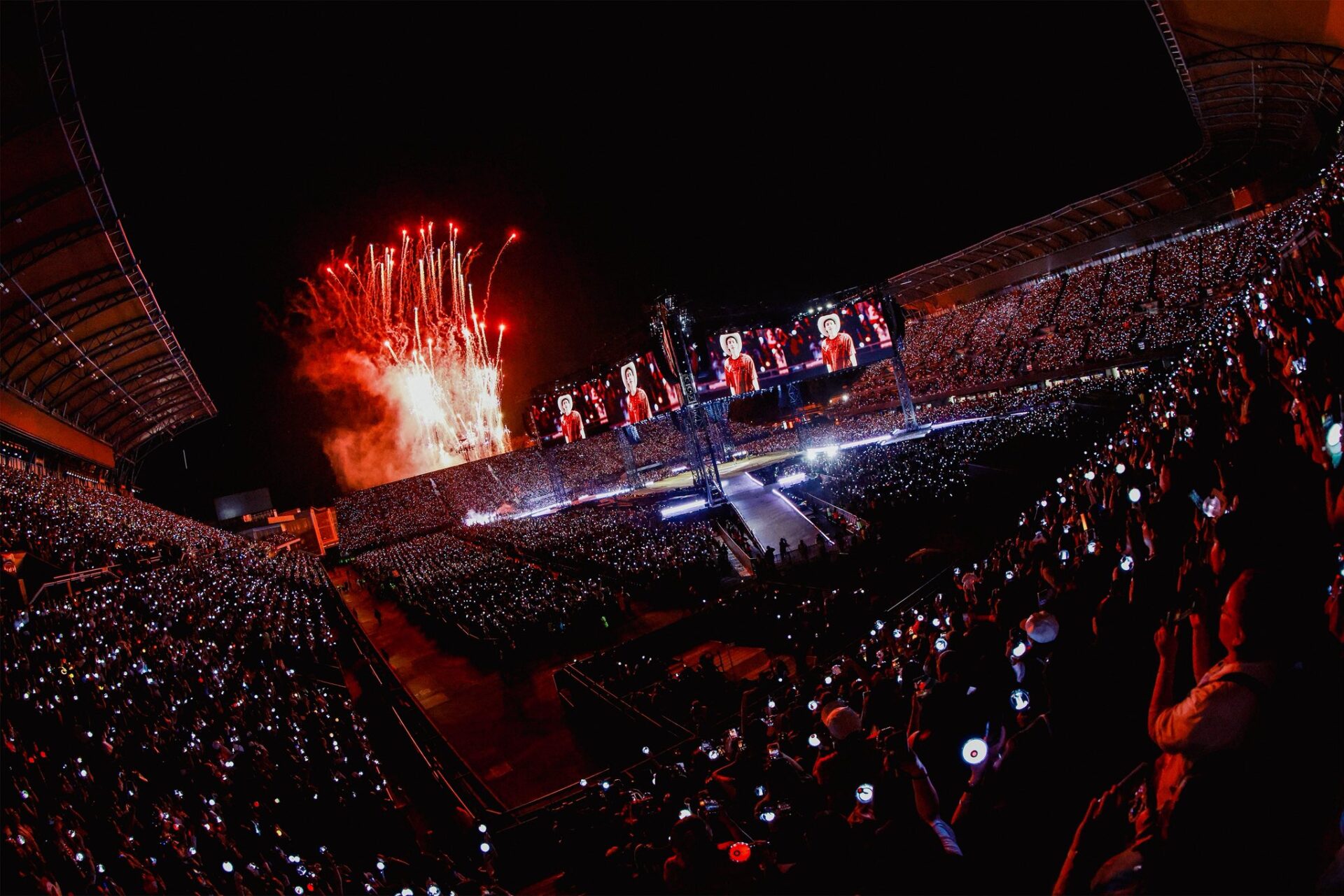 2 BTS desata euforia en su regreso a México