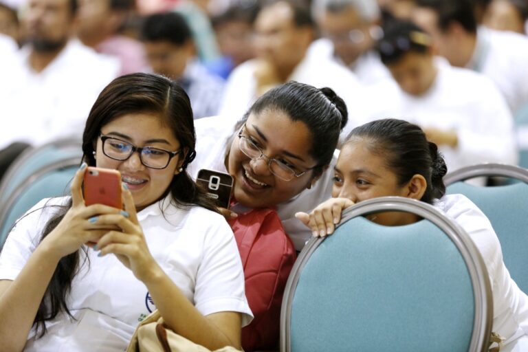 Mexicanos pasan más de 7 horas al día en Internet