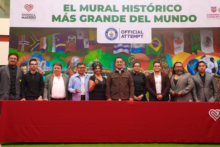 Mural sobre futbol busca Récord Guinness en CDMX