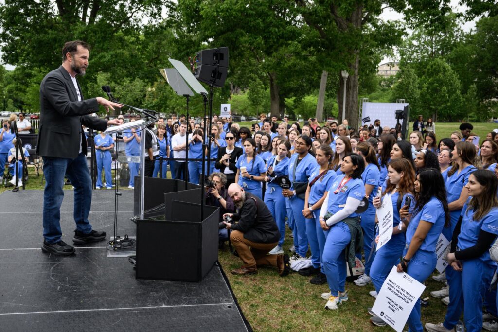 Noah Wyle defiende a médicos y enfermeros en protesta 1 Noah Wyle defiende a médicos y enfermeros en protesta
