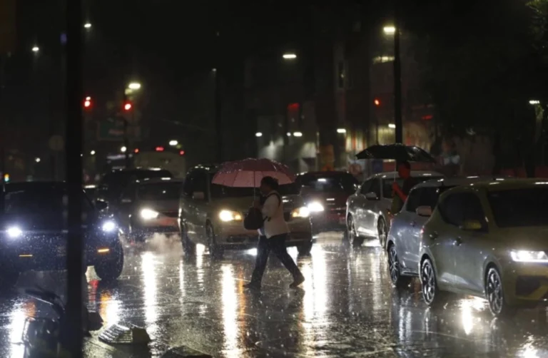 Fuertes lluvias provocan caos e inundaciones en CDMX
