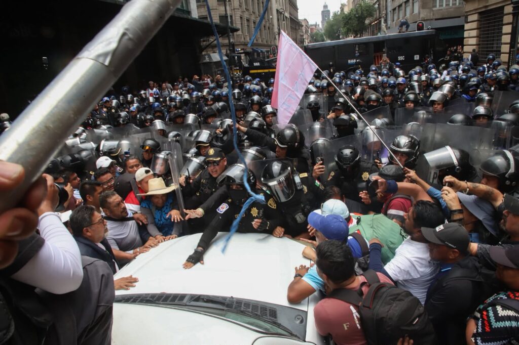 CNTE instala plantón tras choque con policías 1 CNTE instala plantón tras choque con policías