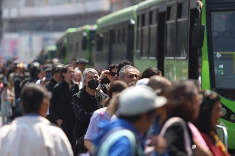 Caos en Metro y Metrobús por marchas y obras