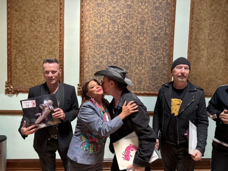 Clara Brugada recibe a U2 en CDMX