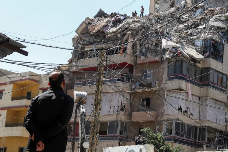 Israel bombardea Beirut y aumenta tensión con Hezbollah