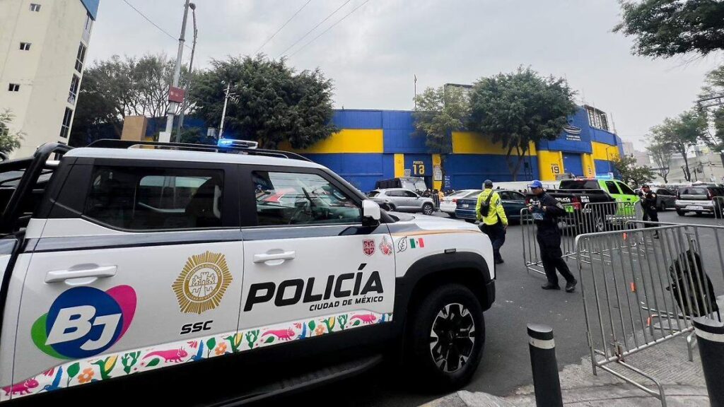 Entregan códigos QR a vecinos del Azteca 1 Entregan códigos QR a vecinos del Azteca