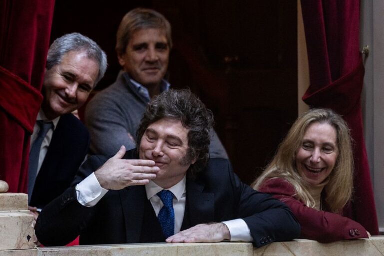Audios vinculan a Milei con campaña contra Sheinbaum y Petro