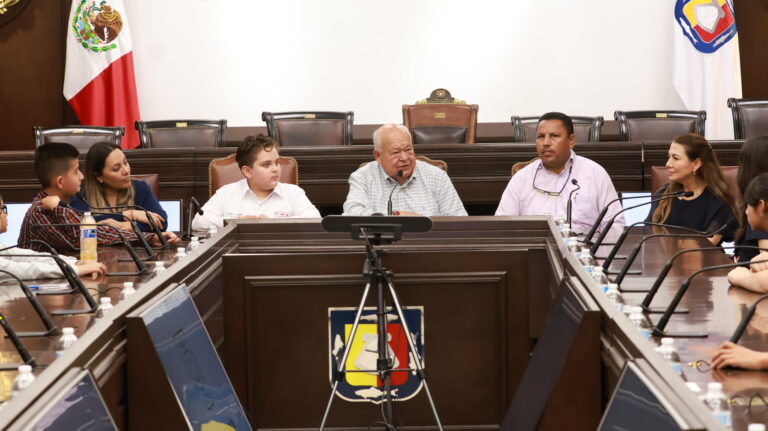 Víctor Castro dialoga con Parlamento Infantil 2026