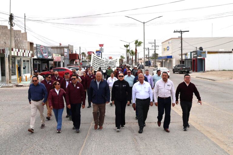 Víctor Castro encabeza marcha del Día del Trabajo