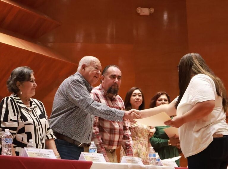 BCS entrega 120 plazas a personal educativo