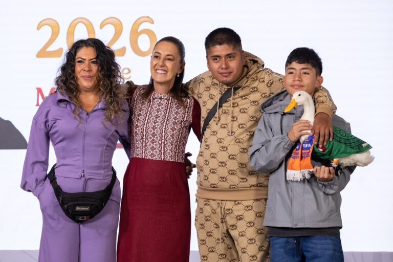 Merlín, el pato viral del Mundial, visita Palacio Nacional