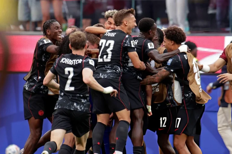 Canadá hace historia y avanza a octavos del Mundial