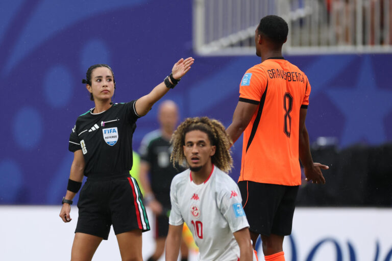 Katia Itzel García hace historia como árbitra en un Mundial