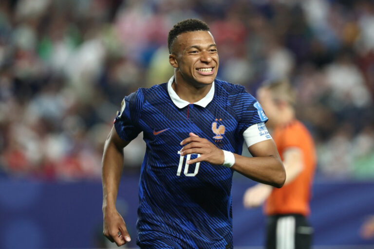 Mbappé guía a Francia a octavos con doblete ante Irak