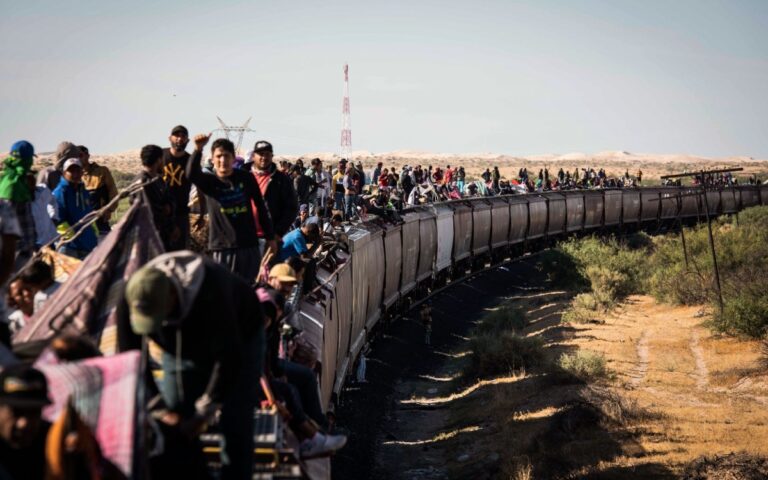 México registra caída en cruces irregulares y más retornos de migrantes