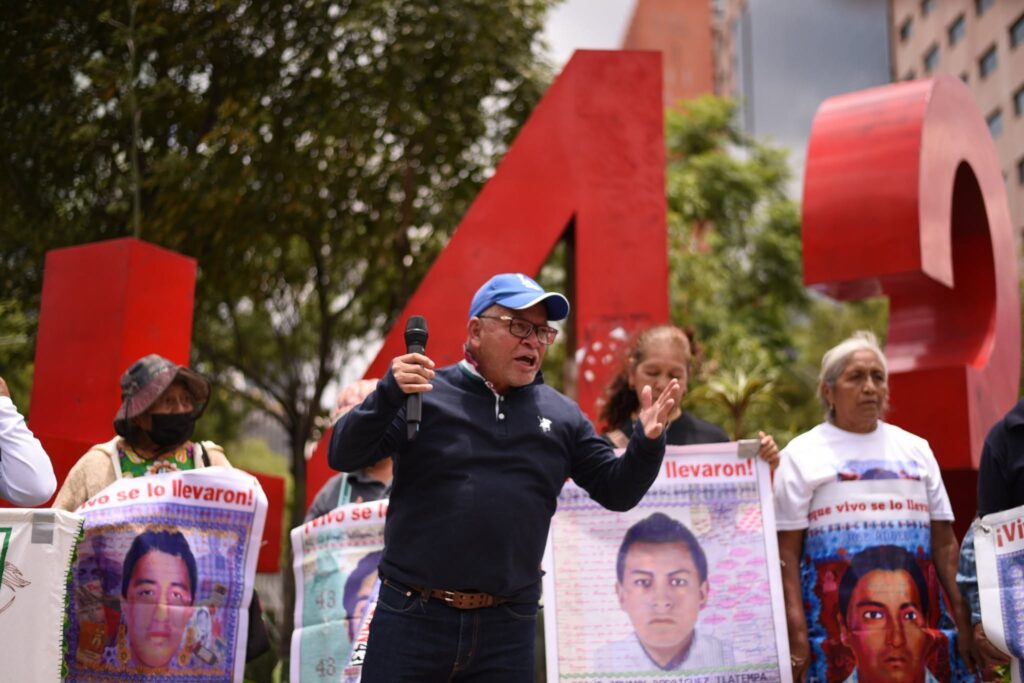 Padres de Ayotzinapa denuncian bloqueos 2 Padres de Ayotzinapa denuncian bloqueos