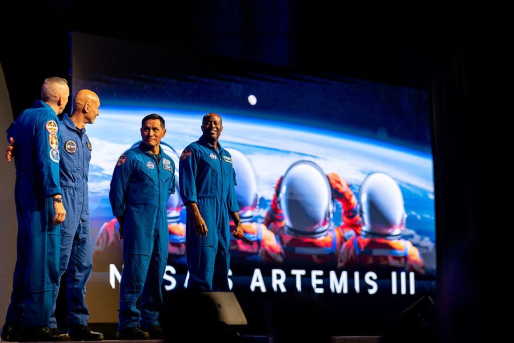 NASA presenta la tripulación de Artemis III rumbo a la Luna 5 NASA presenta la tripulación de Artemis III rumbo a la Luna